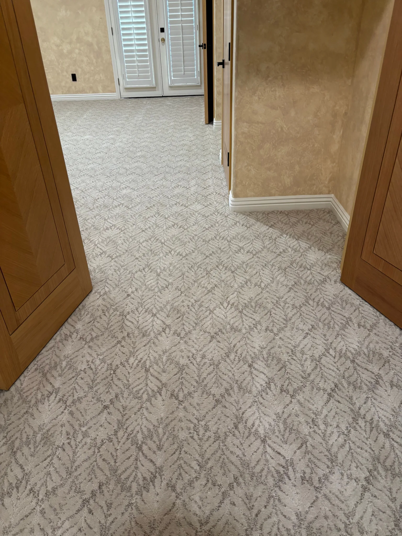 Leaf-pattern carpet through a hallway