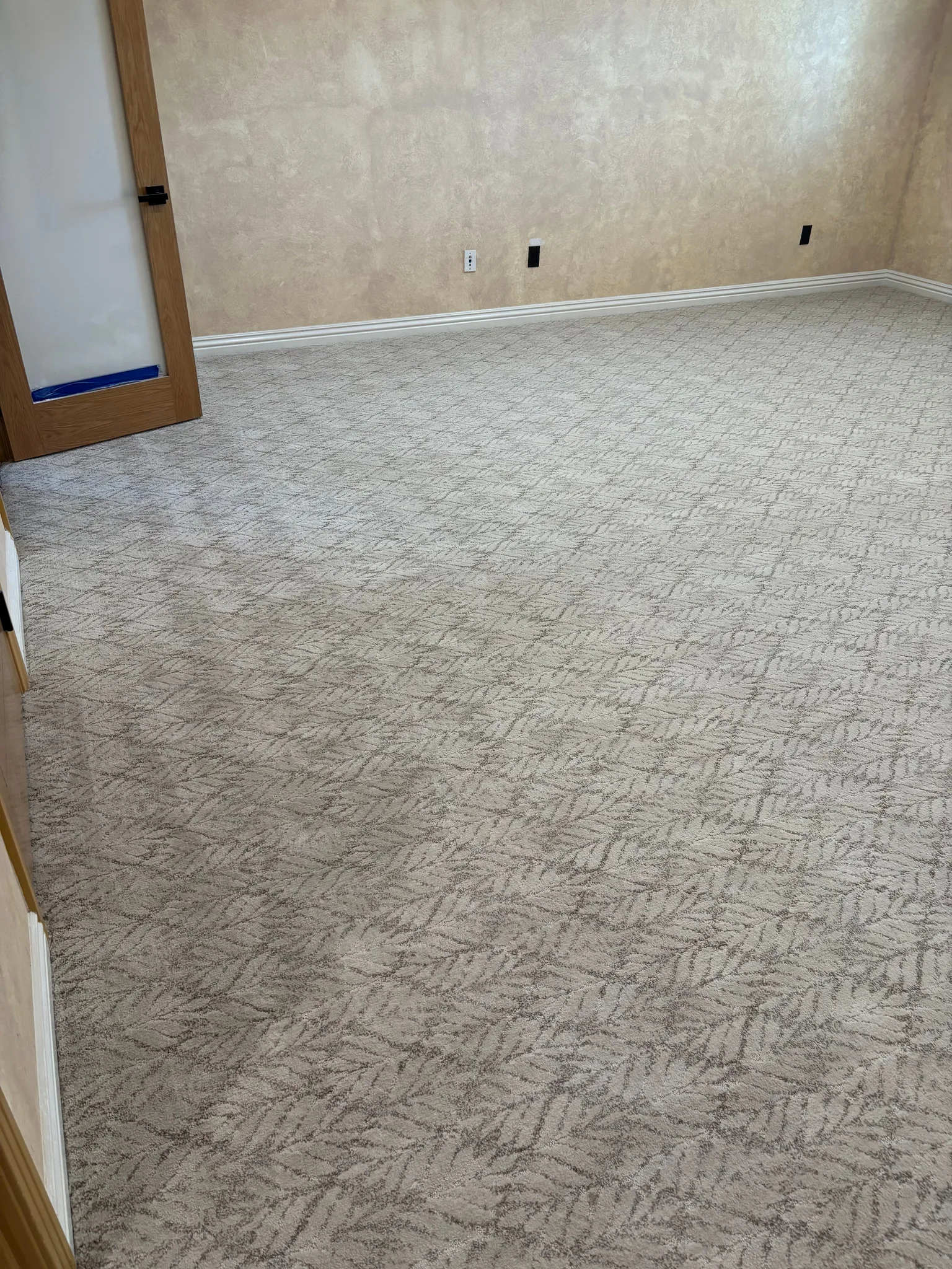 Leaf-pattern carpet in a bedroom
