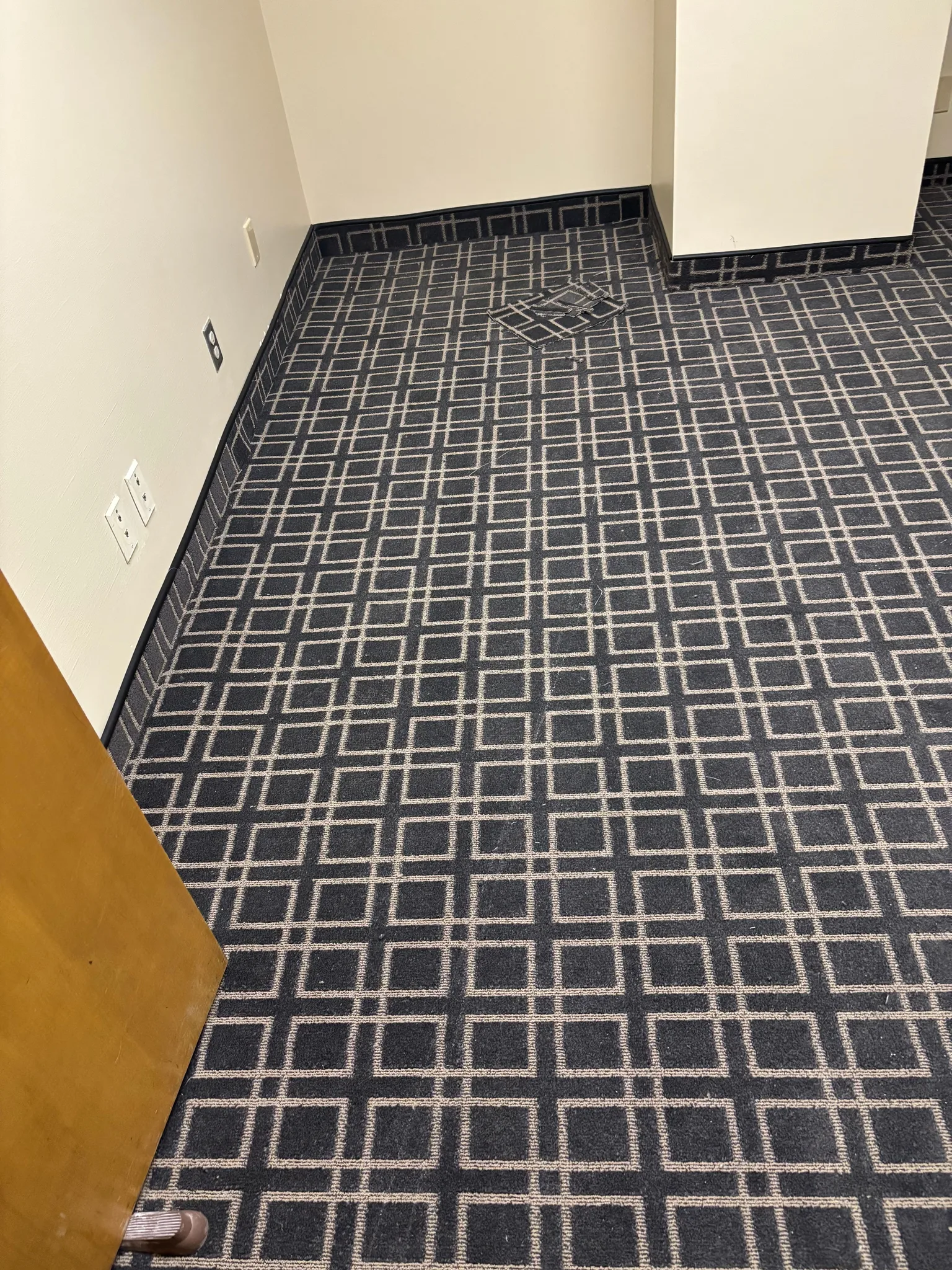 Grid-pattern carpet with a matching base