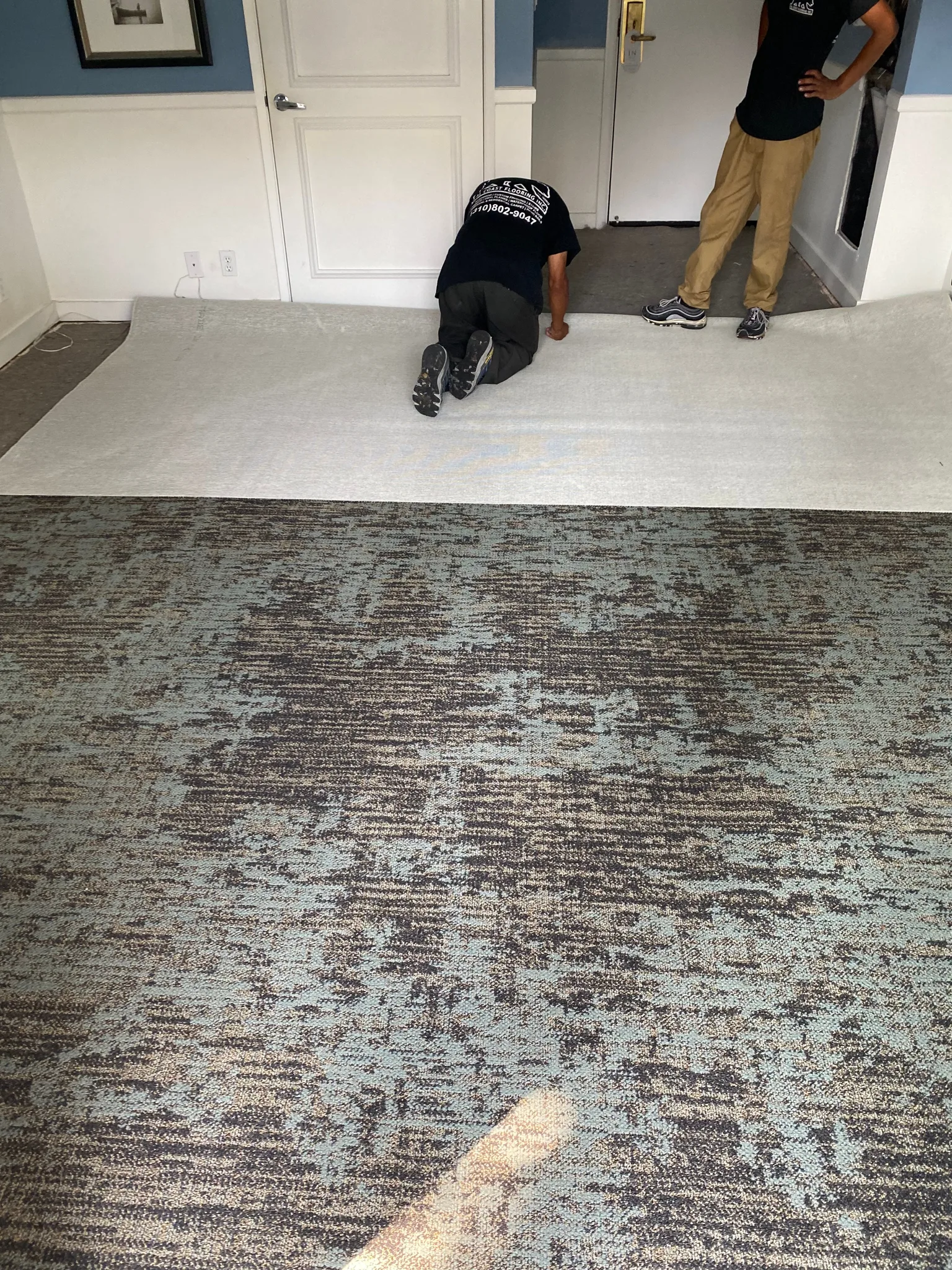 Patterned carpet going down over fresh pad
