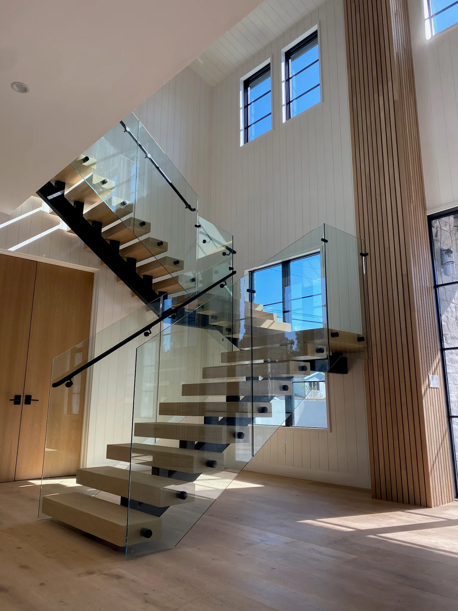 Floating stair with a glass rail