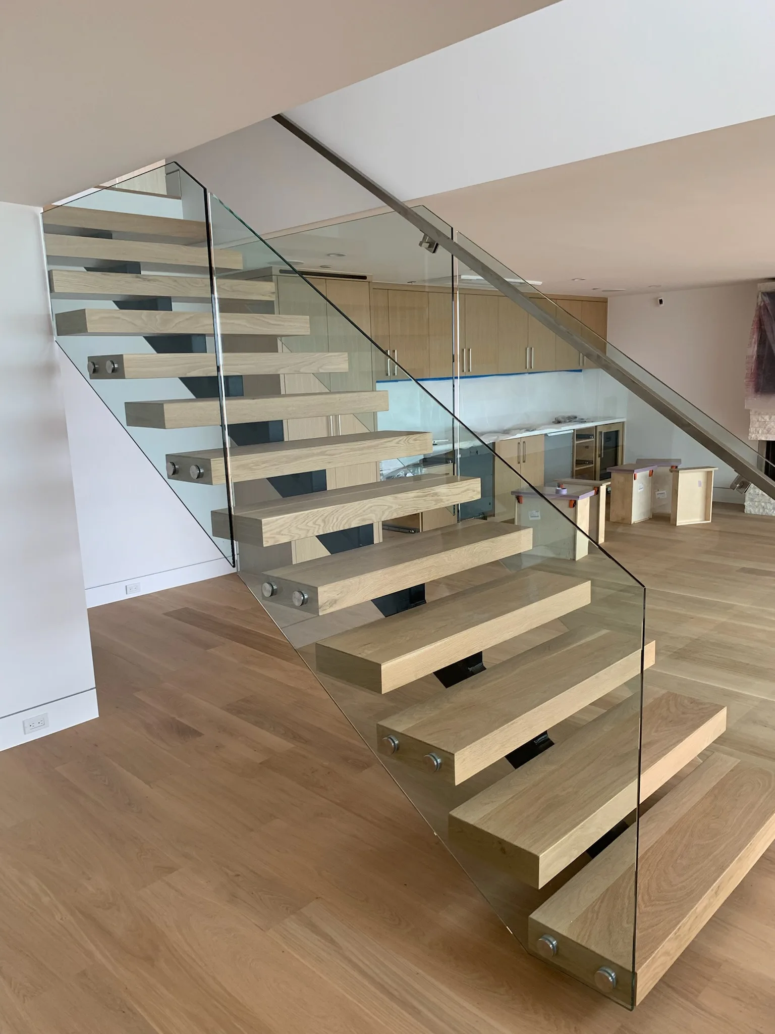 Single stringer with floating oak treads and glass rail