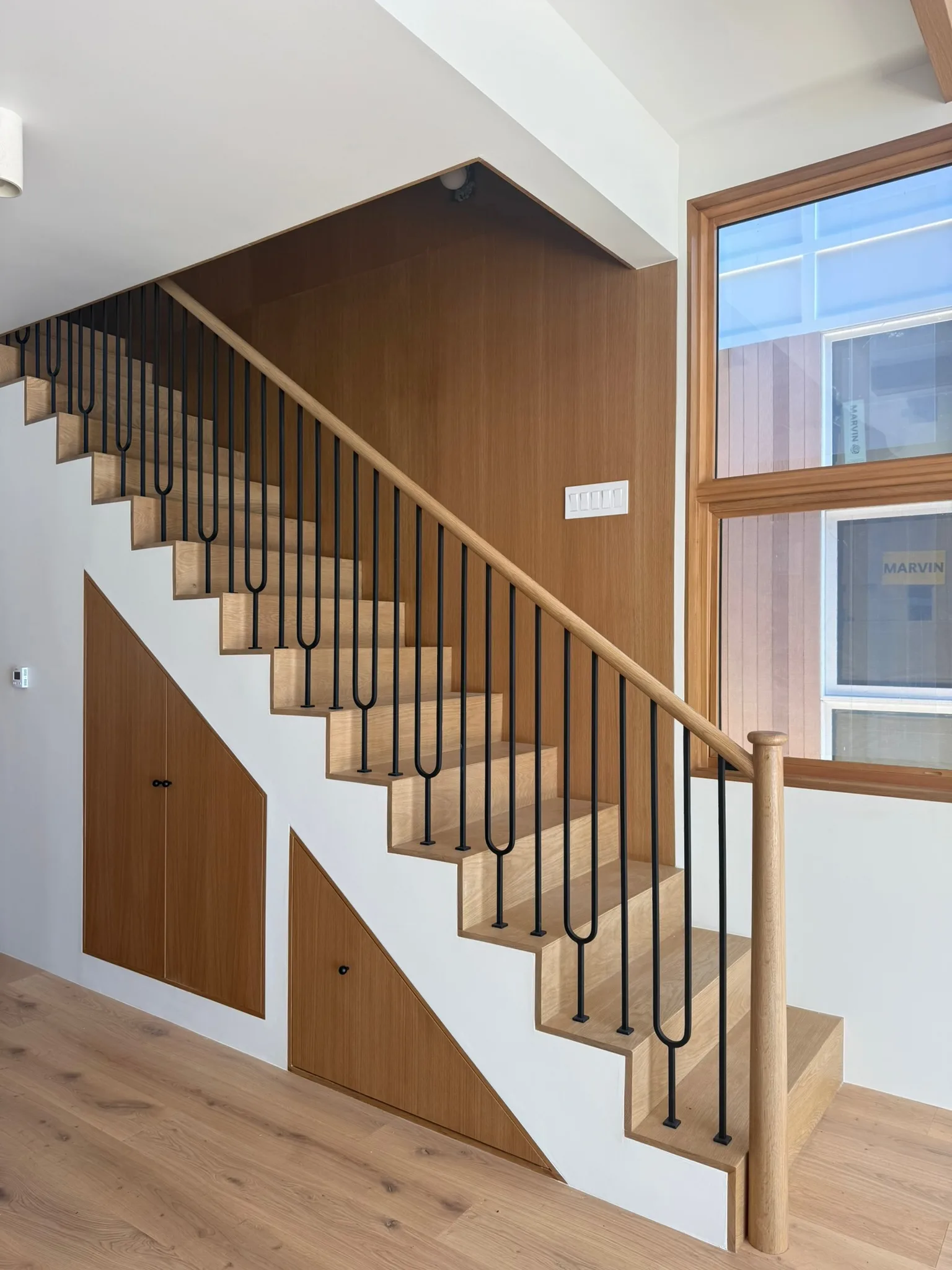 Waterfall oak stairs with round handrail and hairpin balusters