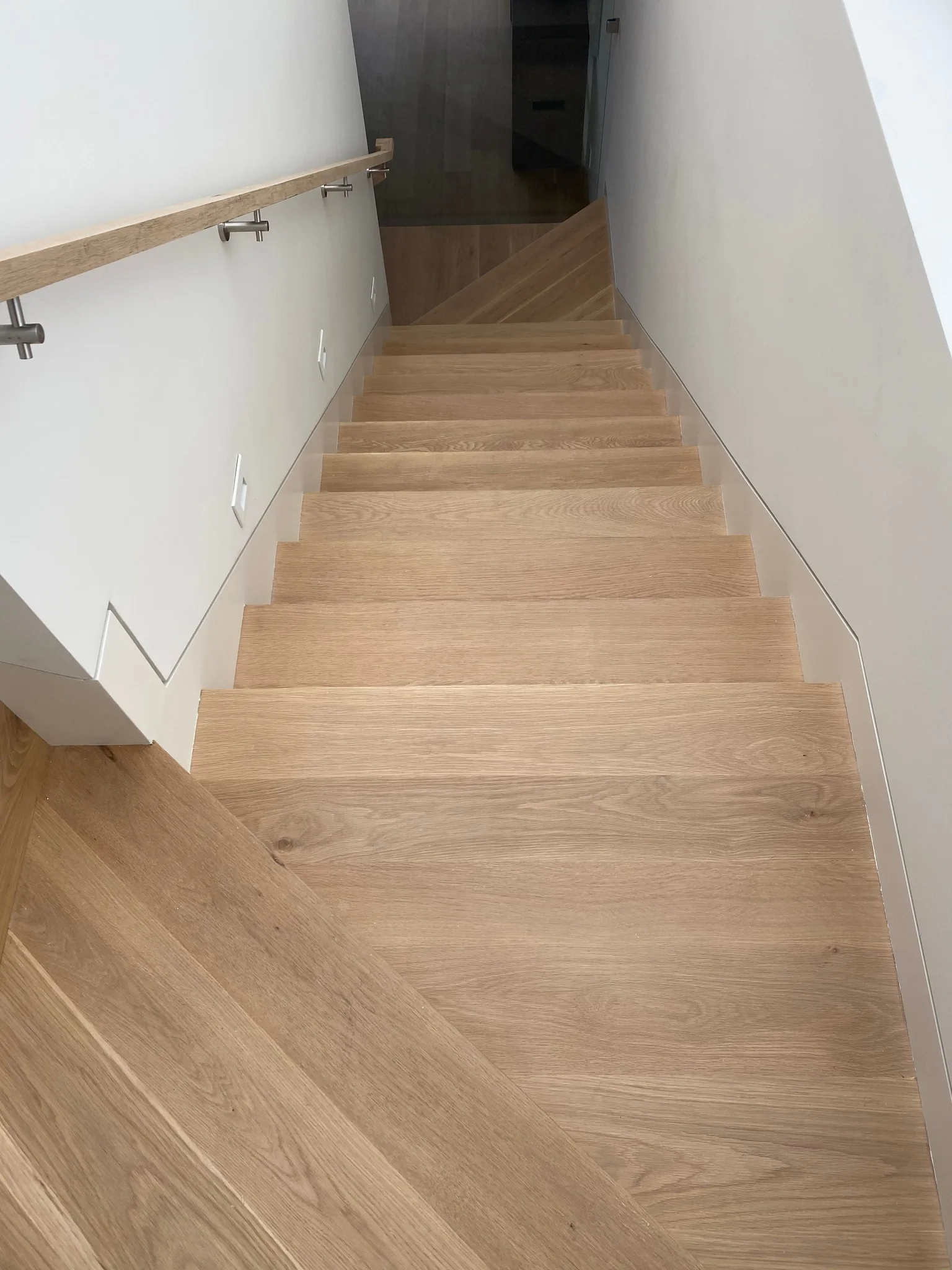 Waterfall oak staircase with square oak handrail
