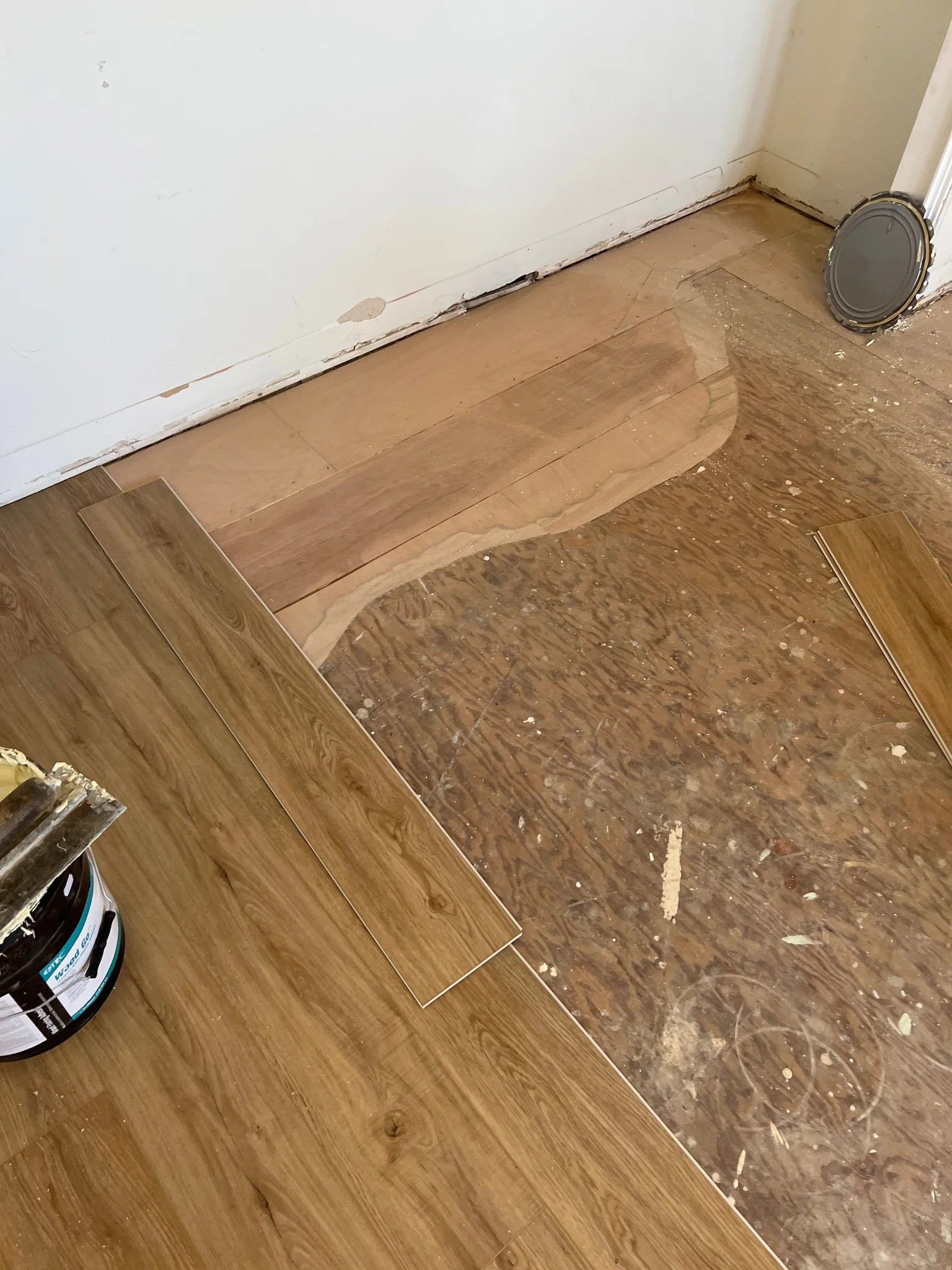 Interlocking vinyl planks over leveled subfloor