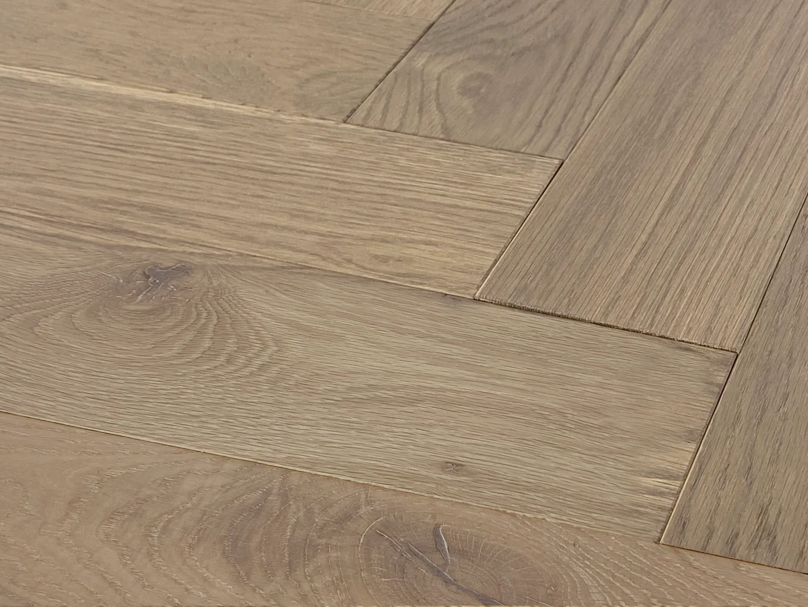 Ampola Herringbone — Monarch Plank Lago