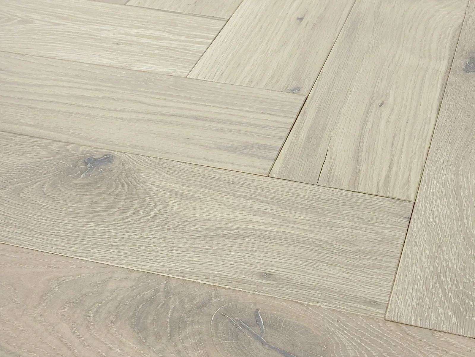 Como Herringbone — Monarch Plank Lago